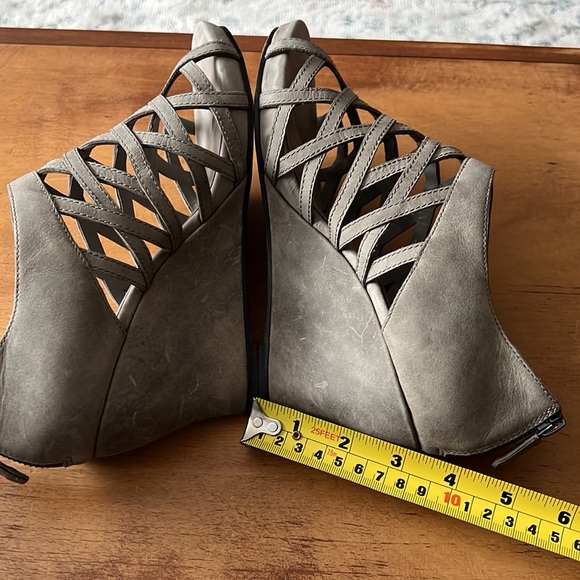 Eileen Fisher cage strappy leather wedge sandal, grey, 8.5 - Picture 7 of 9